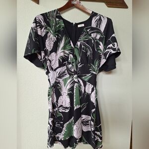 Aritzia Sunday Best Floral Romper. Short sleeves. Pockets. Womens size 8